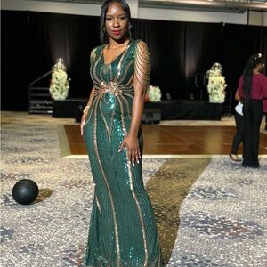 Elegant hunter green formal/gala dress with Sequins and A-Line Silhouette